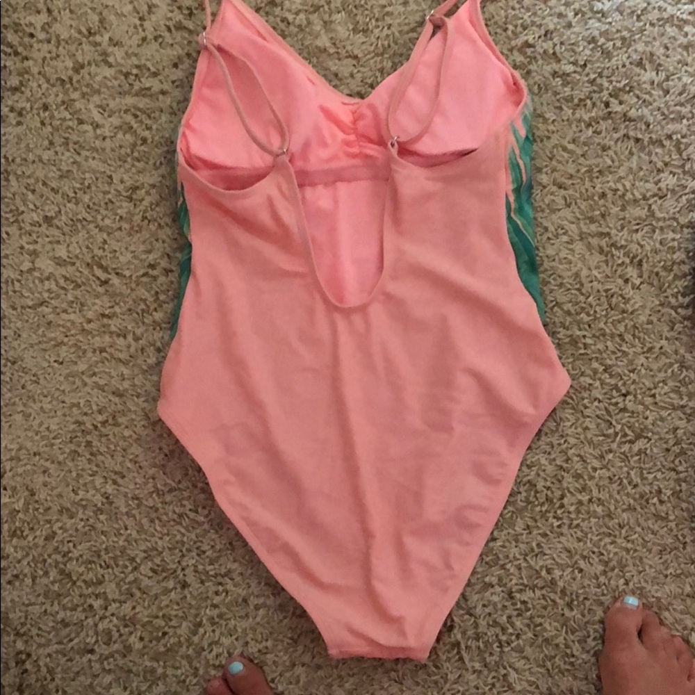3 bathing suits - Picture 9 of 10